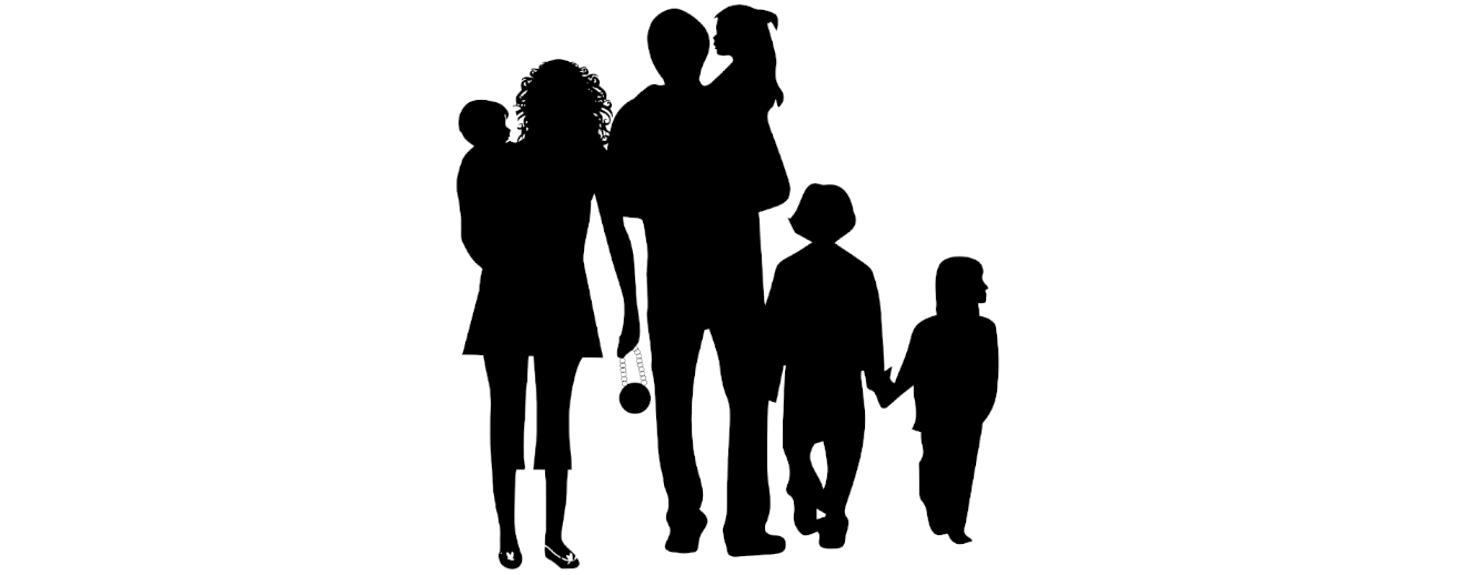 Silhouette einer Familie mit drei Kindern