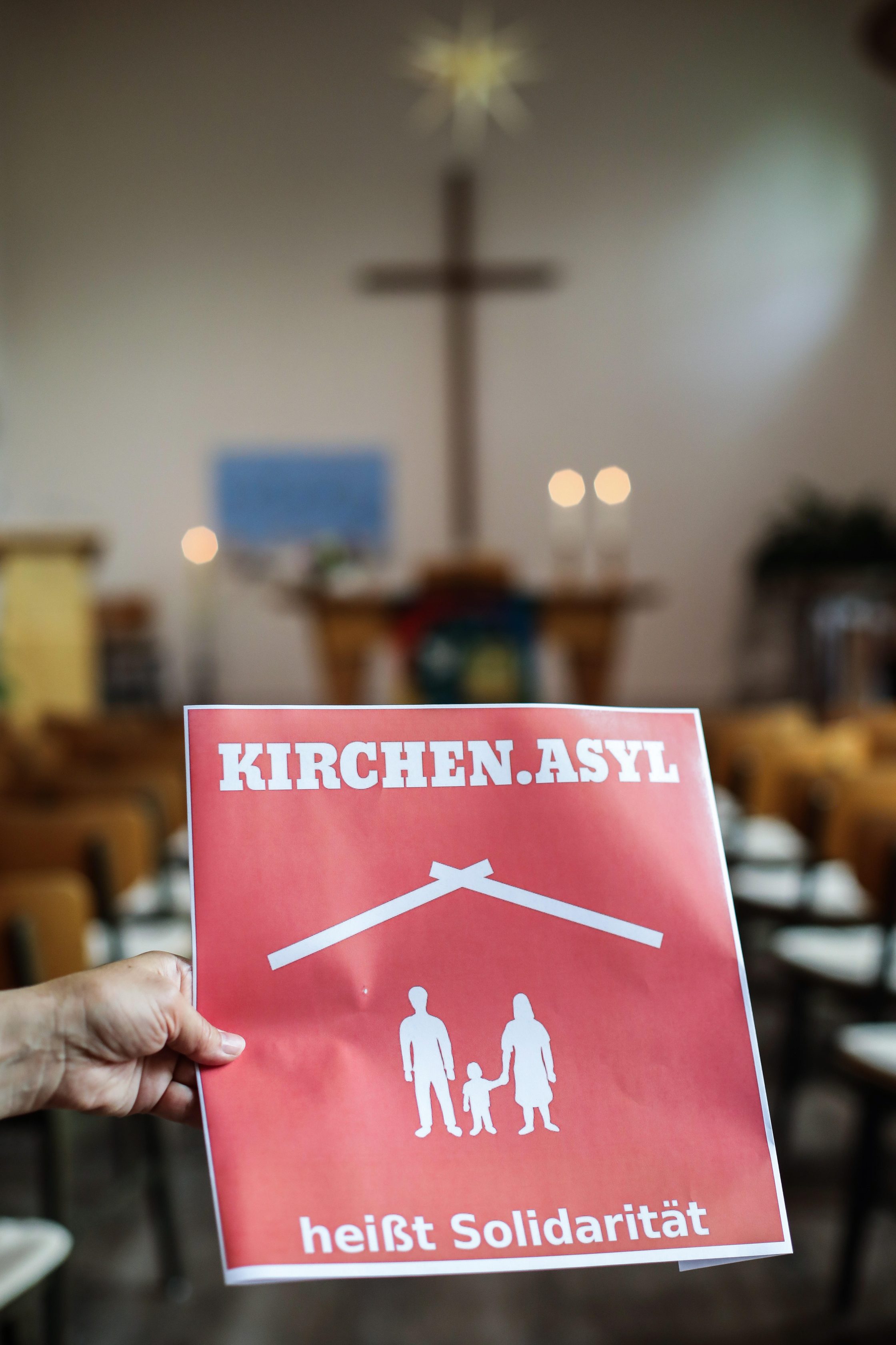Schild mit der Aufschrift "Kirchenasyl heisst Solidaritaet" in einer evangelischen Kirche