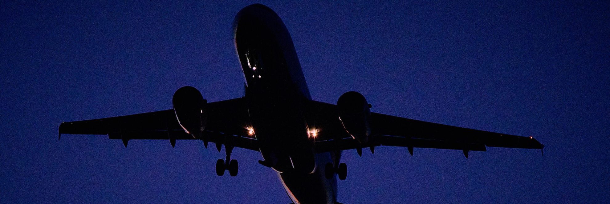 Ein Flugzeug am Nachthimmel